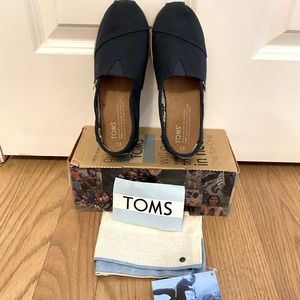 TOMS Classic unisex navy canvas slip on shoes